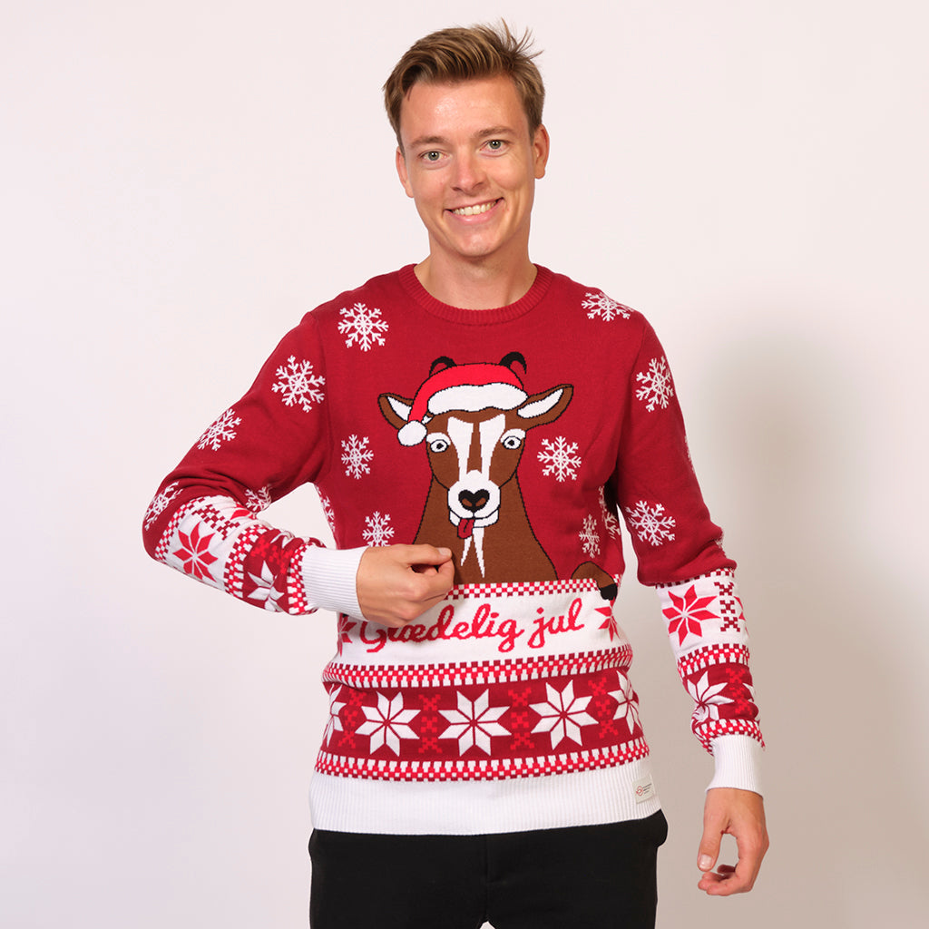 En glad mand iført en rød julesweater.